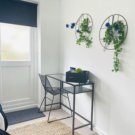 Lovely 1 Bed Home Near Hospital, With Parking & Garden Work Contractor Leisure, Sapphire CBG Buitenkant foto