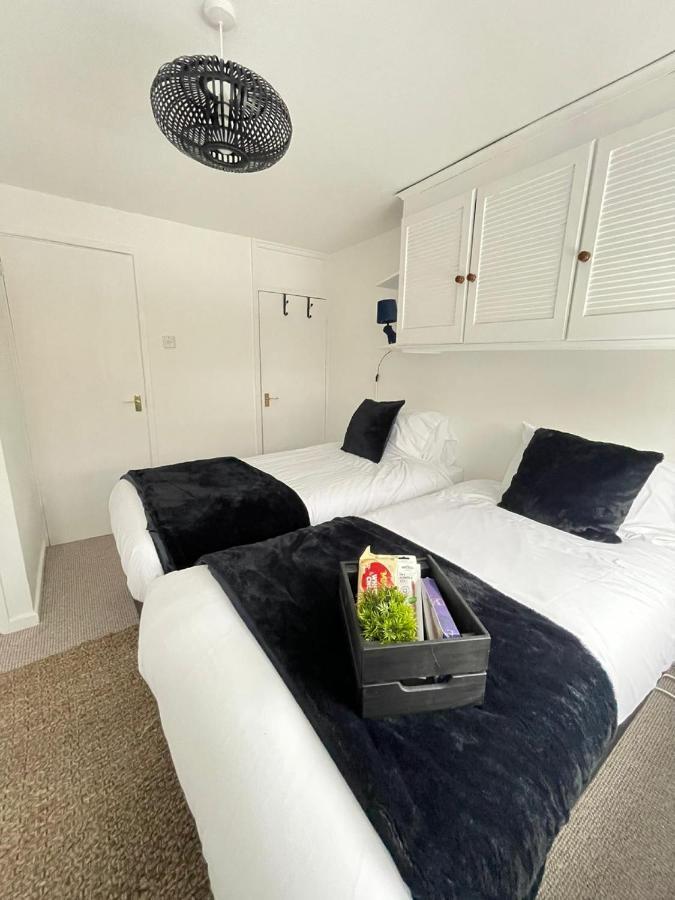 Lovely 1 Bed Home Near Hospital, With Parking & Garden Work Contractor Leisure, Sapphire CBG Buitenkant foto