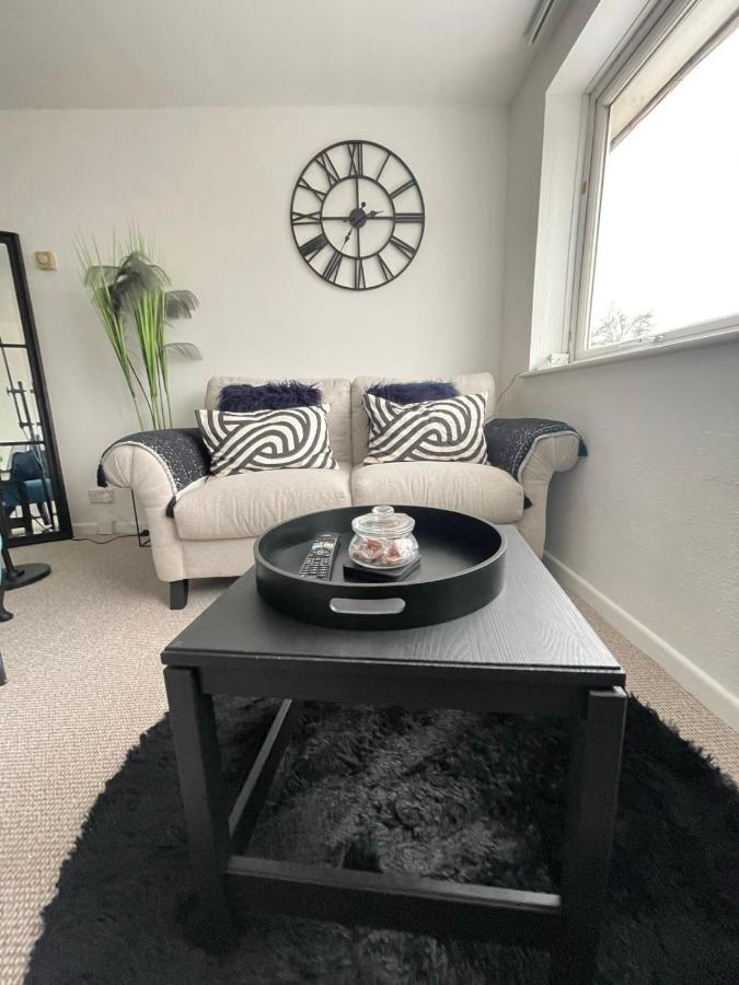 Lovely 1 Bed Home Near Hospital, With Parking & Garden Work Contractor Leisure, Sapphire CBG Buitenkant foto