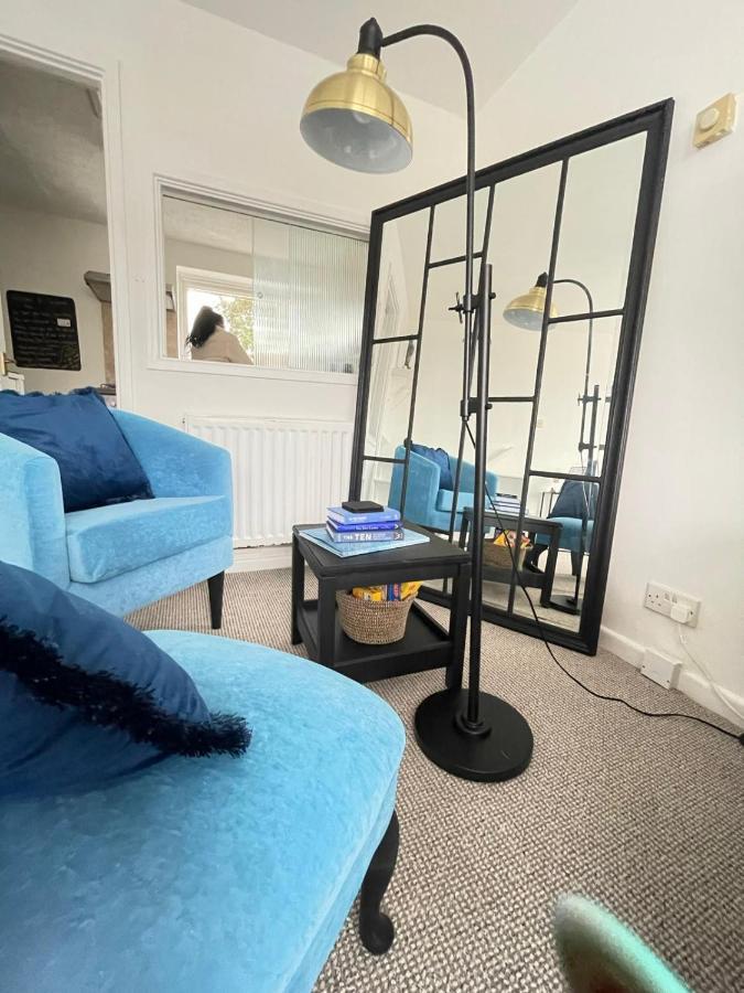 Lovely 1 Bed Home Near Hospital, With Parking & Garden Work Contractor Leisure, Sapphire CBG Buitenkant foto