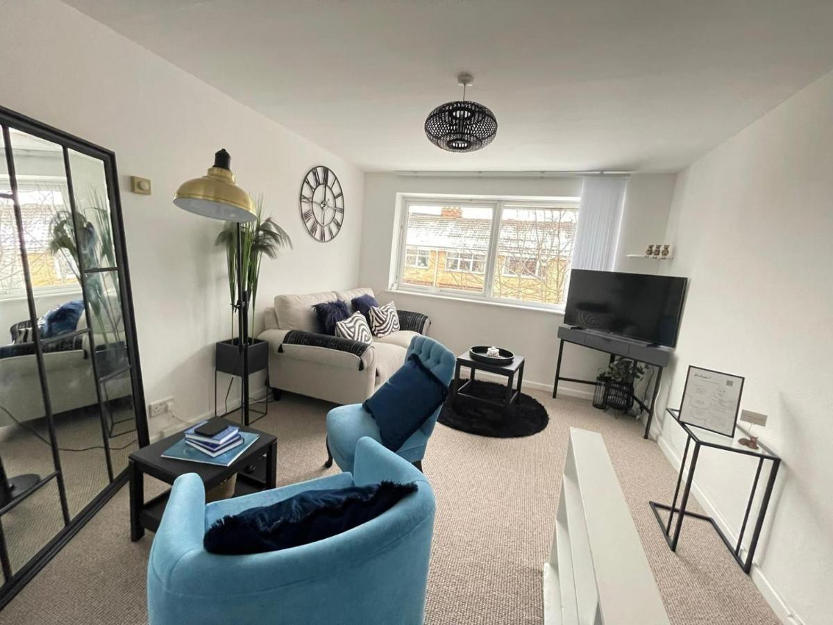 Lovely 1 Bed Home Near Hospital, With Parking & Garden Work Contractor Leisure, Sapphire CBG Buitenkant foto