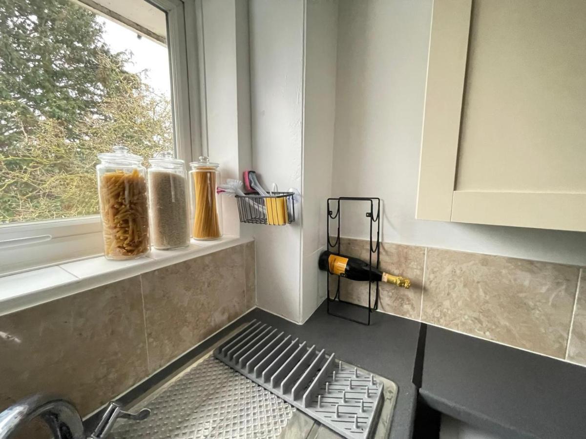 Lovely 1 Bed Home Near Hospital, With Parking & Garden Work Contractor Leisure, Sapphire CBG Buitenkant foto