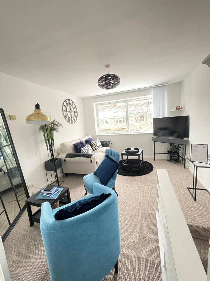 Lovely 1 Bed Home Near Hospital, With Parking & Garden Work Contractor Leisure, Sapphire CBG Buitenkant foto
