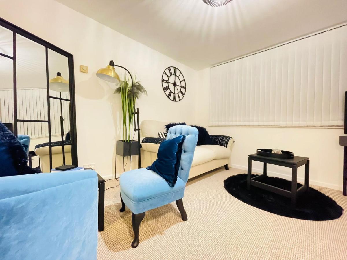 Lovely 1 Bed Home Near Hospital, With Parking & Garden Work Contractor Leisure, Sapphire CBG Buitenkant foto