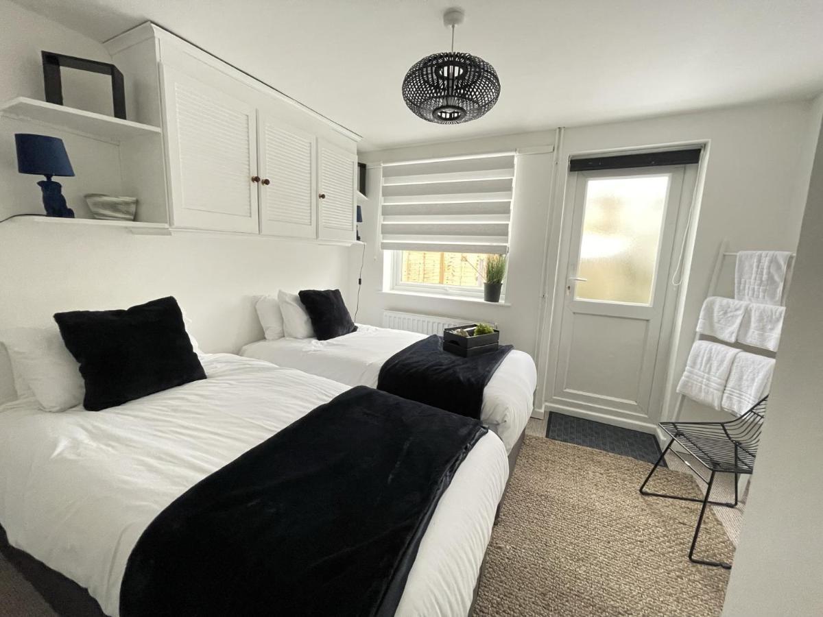Lovely 1 Bed Home Near Hospital, With Parking & Garden Work Contractor Leisure, Sapphire CBG Buitenkant foto