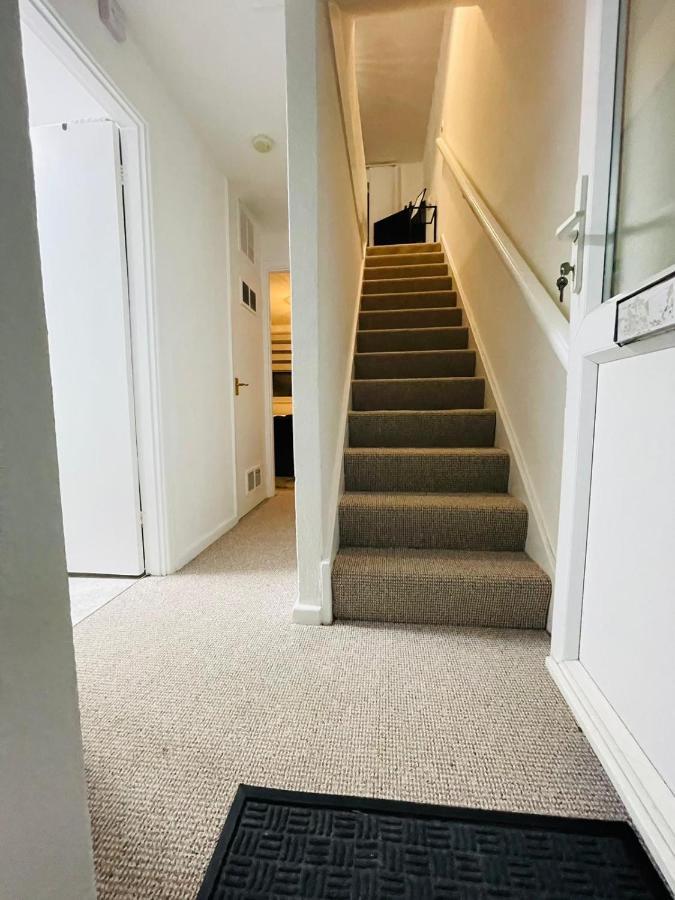 Lovely 1 Bed Home Near Hospital, With Parking & Garden Work Contractor Leisure, Sapphire CBG Buitenkant foto