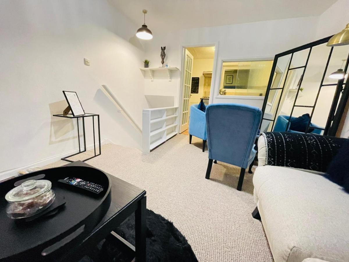Lovely 1 Bed Home Near Hospital, With Parking & Garden Work Contractor Leisure, Sapphire CBG Buitenkant foto