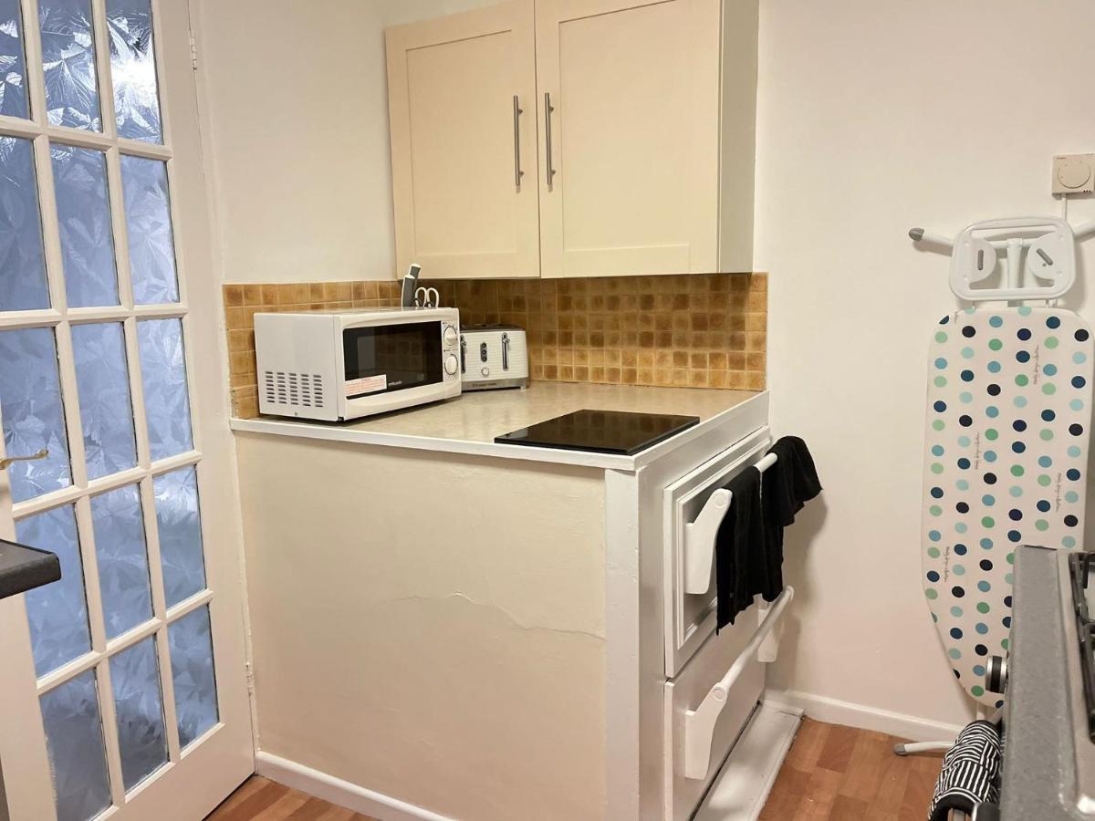 Lovely 1 Bed Home Near Hospital, With Parking & Garden Work Contractor Leisure, Sapphire CBG Buitenkant foto