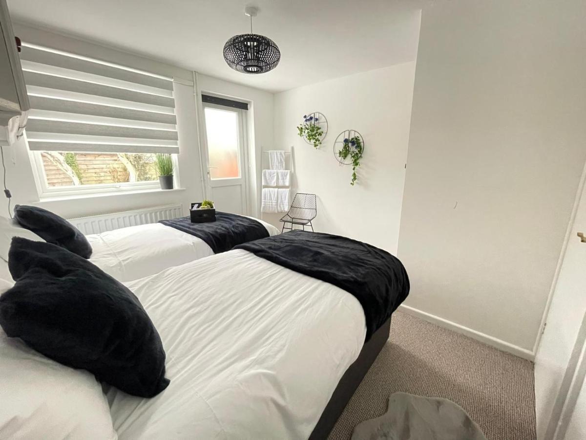 Lovely 1 Bed Home Near Hospital, With Parking & Garden Work Contractor Leisure, Sapphire CBG Buitenkant foto