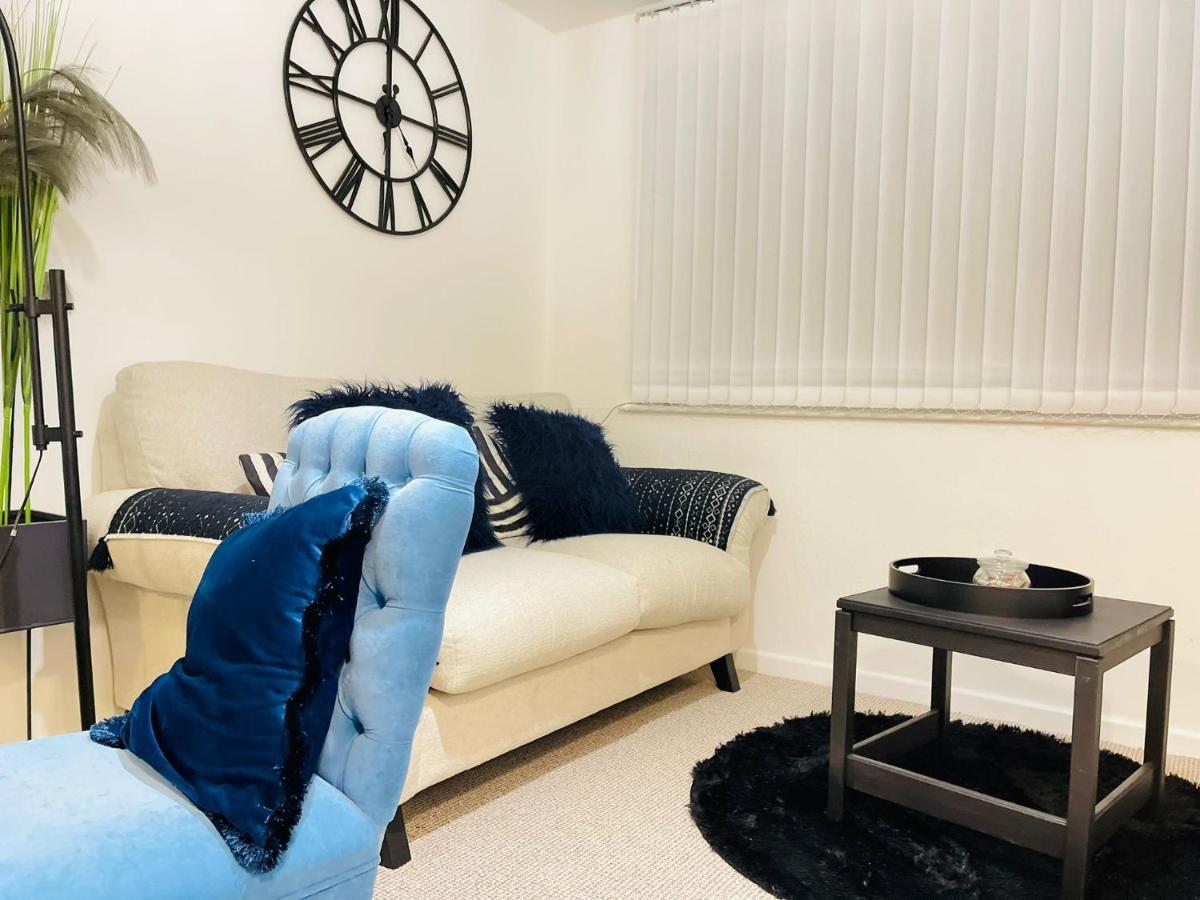 Lovely 1 Bed Home Near Hospital, With Parking & Garden Work Contractor Leisure, Sapphire CBG Buitenkant foto