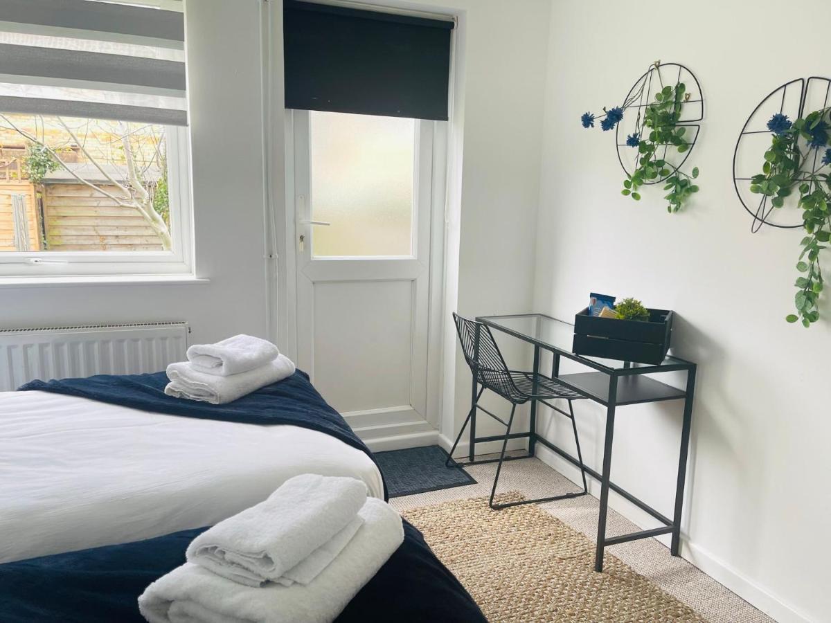Lovely 1 Bed Home Near Hospital, With Parking & Garden Work Contractor Leisure, Sapphire CBG Buitenkant foto
