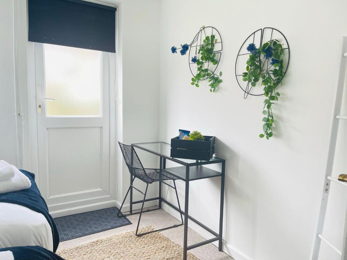 Lovely 1 Bed Home Near Hospital, With Parking & Garden Work Contractor Leisure, Sapphire CBG Buitenkant foto