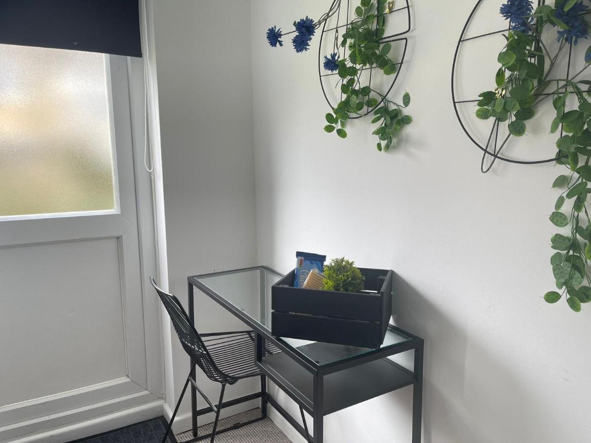Lovely 1 Bed Home Near Hospital, With Parking & Garden Work Contractor Leisure, Sapphire CBG Buitenkant foto