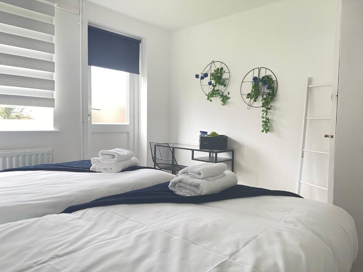 Lovely 1 Bed Home Near Hospital, With Parking & Garden Work Contractor Leisure, Sapphire CBG Buitenkant foto
